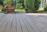 &Agrave; Obernai, la terrasse en bois composite r&eacute;siste bien aux intemp&eacute;ries.